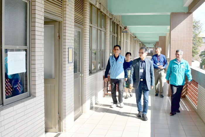 典試委員陳錦生在考選部研究委員陳玉貞、縣府秘書長謝世傑、人事處長錢忠直、金城國中校長謝志偉等人陪同下,巡視金城國中考場。(莊煥寧攝)