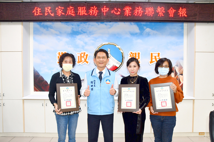 縣府秘書長謝世傑頒發新聘任金門縣新住民事務推動委員聘書及合影。(楊水詠攝)