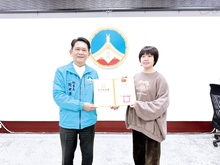 縣府召開「發展遲緩兒童早期療育推動小組」會議,由秘書長謝世傑頒發改聘委員聘書。(陳冠霖攝)