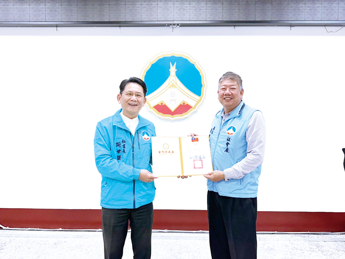 縣府召開「發展遲緩兒童早期療育推動小組」會議,由秘書長謝世傑頒發改聘委員聘書。(陳冠霖攝)
