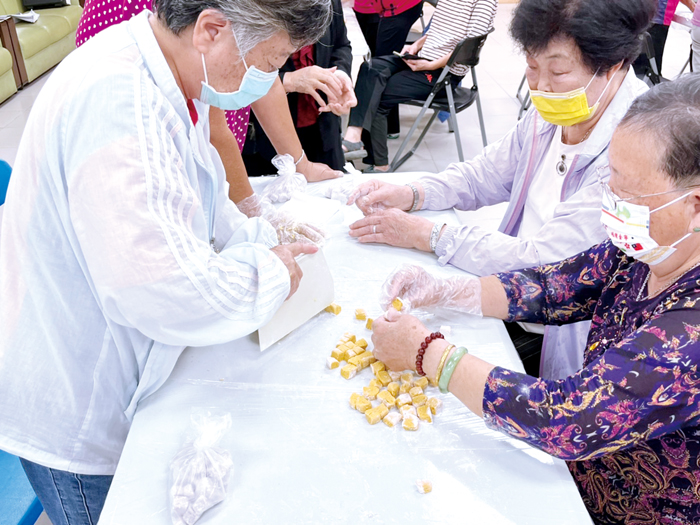 金寧鄉樂齡學習中心安排長者們製作芋圓及地瓜圓。(高凡淳攝)