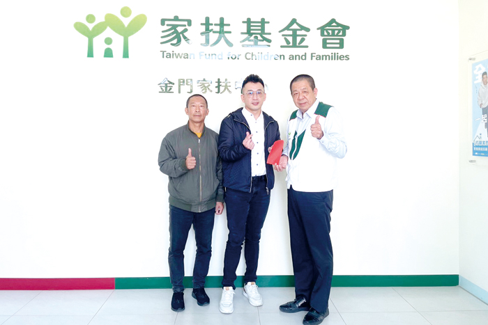 晉瑜企業張碩儒協理捐款人(中)由友人李榮利(左)陪同,捐贈家扶中心永久之友善款。(莊煥寧攝)
