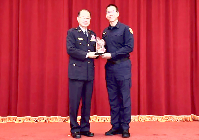 縣警局金城分局組長許又盛總教官(右),獲選為本年度全國教育訓練楷模,接受警政署長黃明昭表揚。(縣警局提供)