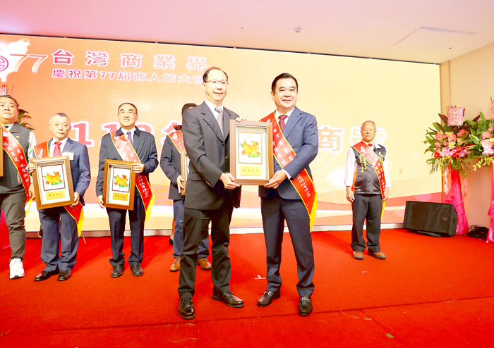 陳金福食品公司獲頒台灣省商業會「特優商號」獎項，由品牌創始人陳金福（右）親自領獎。（陳金福號提供）
