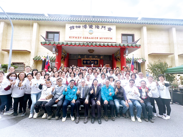 金門縣陶瓷廠建廠60周年廠慶活動,全體來賓與陶瓷廠員工大合照,見證這歷史性的一刻。(辛亦姵攝)