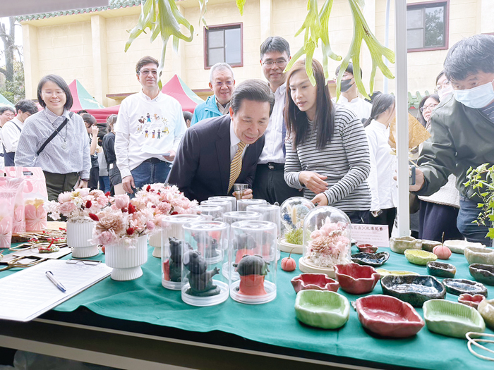 縣長陳福海（前左）參觀金門農工攤位，讚嘆農工學生的手藝精巧。（辛亦姵攝）