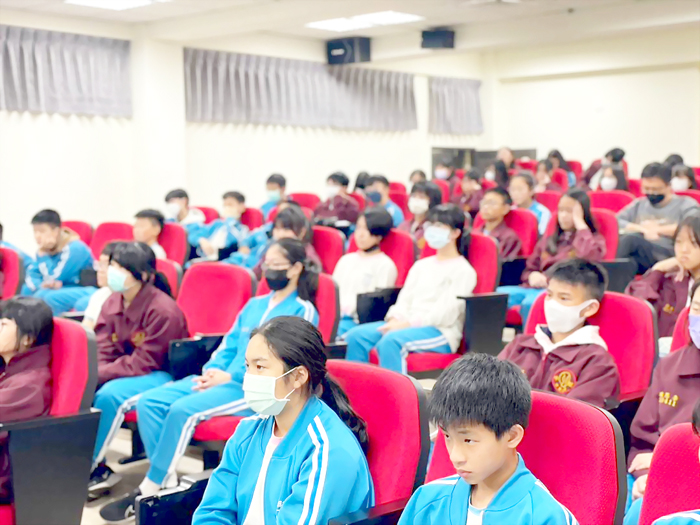 城中邀請地檢署主任檢察官施家榮到校,分享實務經驗。(金城國中提供)