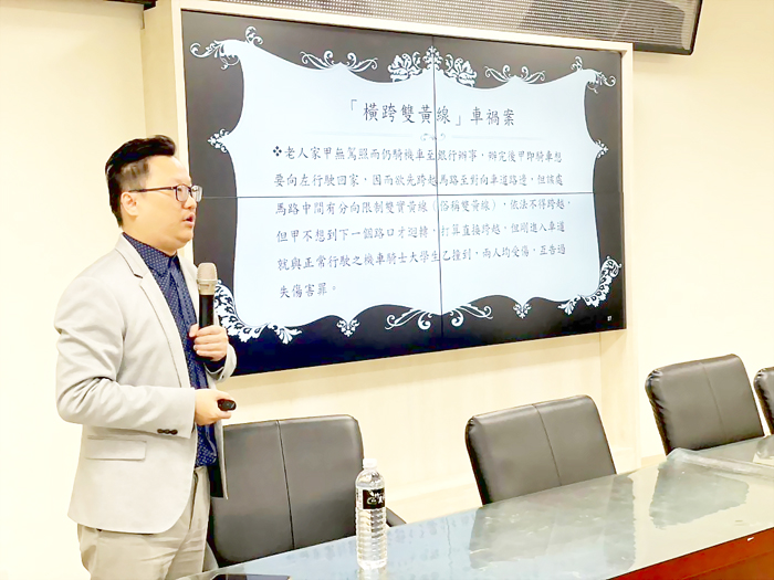 城中邀請地檢署主任檢察官施家榮到校，分享實務經驗。（金城國中提供）