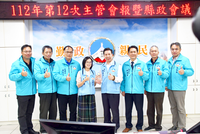 縣長陳福海昨在主管會報中接受社會處獻獎後合影。(楊水詠攝)