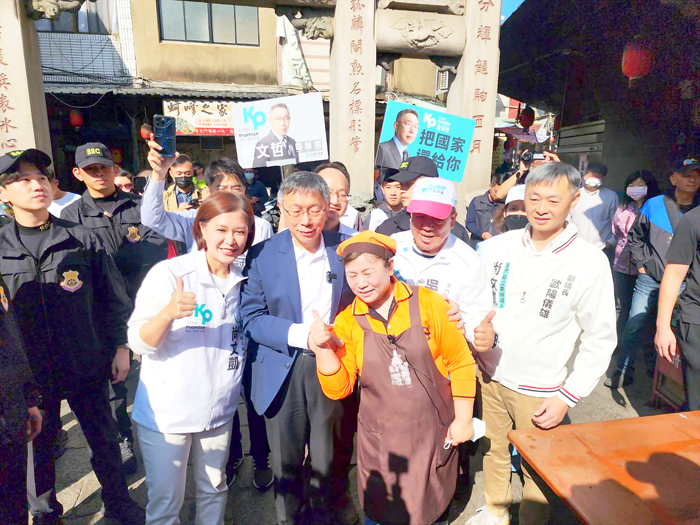 柯文哲東門菜市場掃街拜票,民眾爭相合影。(許峻魁攝)