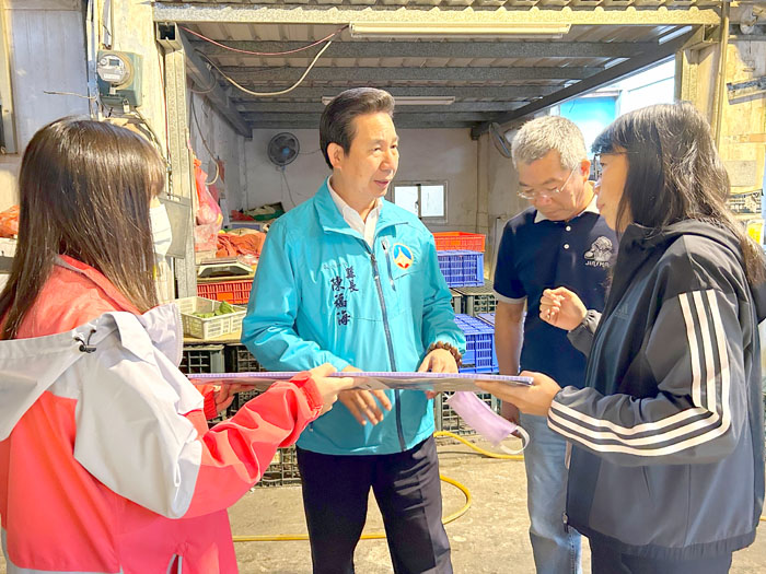 金門縣長陳福海與金沙鎮長吳有家及相關單位會勘沙美市場及關心其改善工程進度。(縣府提供)