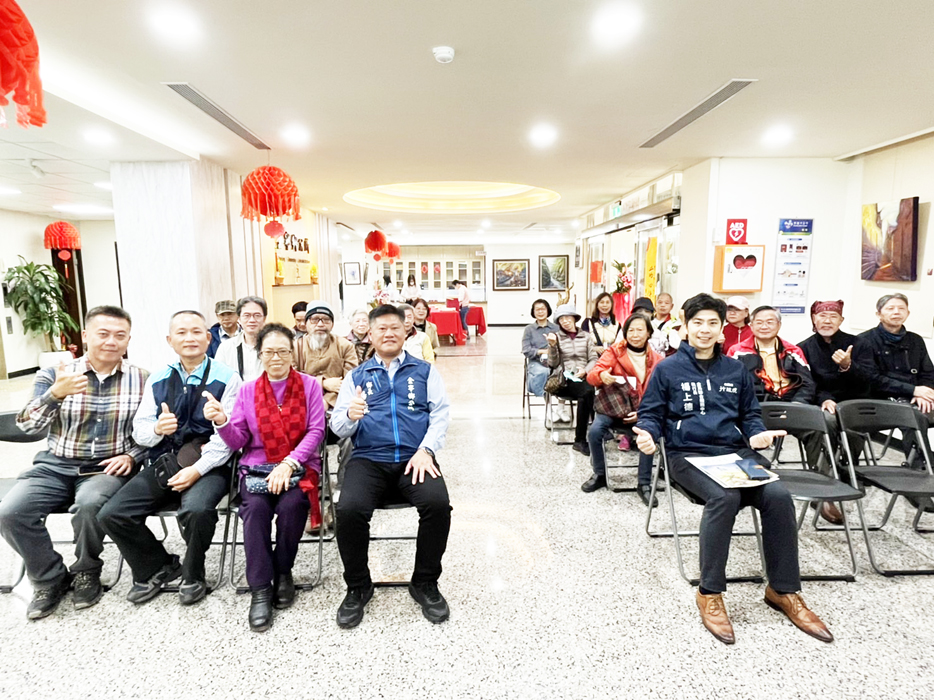 「甄情畫意-李苡甄老師畫展」昨日於金寧鄉公所一樓開幕,吸引地方藝文人士參與。(高凡淳攝)
