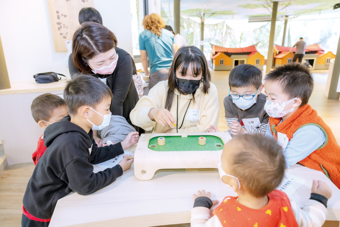 林務所於「木育互動學習館」舉辦親子桌遊闖關活動。(林務所提供)