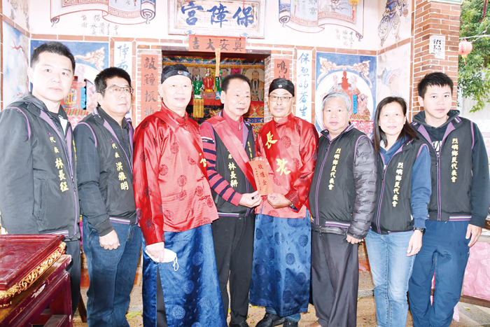烈嶼鄉民代表會主席林長耕敬獻爐敬致賀,祝前埔保障宮重建落成香火鼎盛。(楊水詠攝)