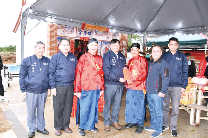 烈嶼鄉前埔保障宮重建落成奠安慶典,議會秘書長王垣坤致送爐敬祝賀。(楊水詠攝)