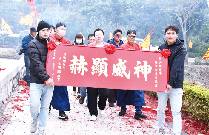 烈嶼鄉長洪若珊敬獻「神威顯赫」賀匾,祝前埔保障宮重建落成。(楊水詠攝)