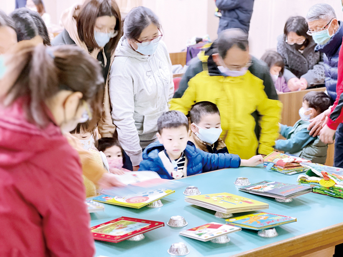 金門縣公共圖書館昨日在金門縣文化局演藝廳3樓會議室舉辦「寶寶的第一本書」活動。(李增汪攝)