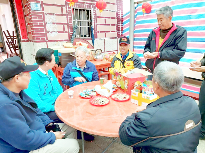 縣長聆聽鄉親建言。(高坑澤峰宮提供)