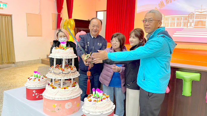 校友會理事長王國代、家長會會長王季欣等也到校同樂。(陳麗妤攝)