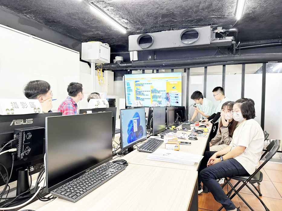 金寧中小學國小部運用科技與健康串連的概念，設計主動提醒遠離毒品誘惑的科技裝置。（金寧中小學提供）