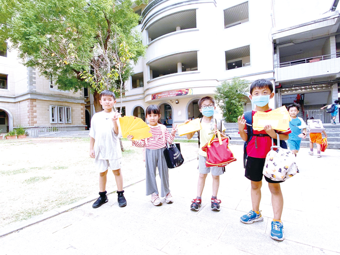 在視訊通話、網路便捷的今天，中正國小學生透過讀報、寄信來結交台灣各地的小筆友。（中正國小提供）