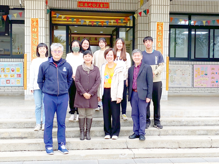 卓環國小楊杰頤再次邀集國立臺灣師範大學英語學系教授陳純音、國立臺北教育大學體育學系教授黃英哲，以及臺北市立大學視覺藝術學系教授高震峰來校進行雙語教學。（卓環國小提供）