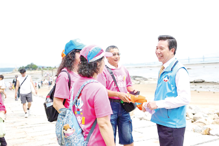縣長陳福海視察建功嶼等景點,聽取遊客對於金門觀光的意見與看法。(縣府提供)