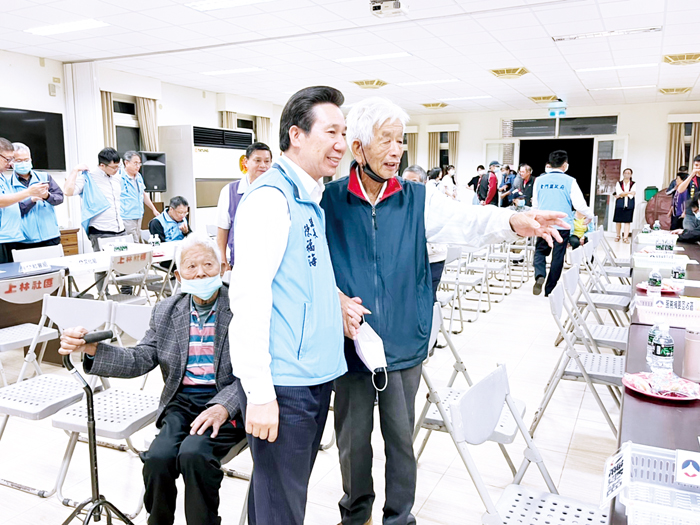 縣長陳福海率領縣府團隊走出辦公室,於各鄉鎮辦理縣長與鄉親有約,建構直接與民眾面對面之溝通機制,主動發掘問題,拉近與民眾之距離。(資料照片)