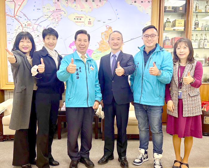 華信航空張程皓總經理拜會縣長陳福海,雙方針對春節臺金空運交換意見。(觀光處提供)