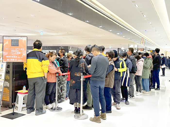 Mia C'bon金門太湖店開幕前3天推出每日限量100組的499元福袋,一早7點多便有不少民眾排隊等搶購。(辛亦姵攝)