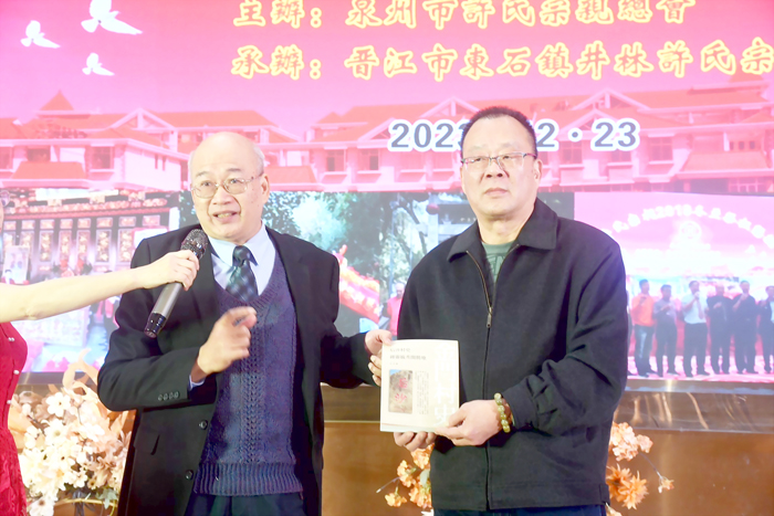 許木進、許子能,攜「后沙村史」前往泉州進行贈書參訪交流。(許木進提供)