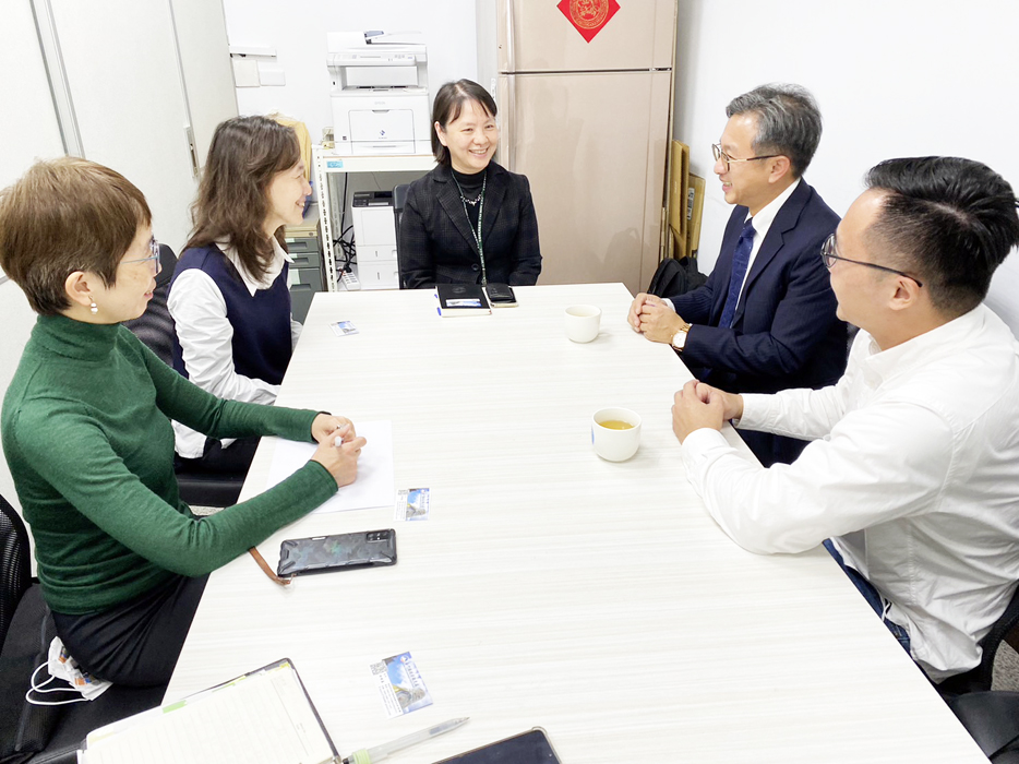 觀光處長許績鑫28日拜會交通部民航局，建請民航局協調航空公司依市場需求增開班機。（觀光處提供）