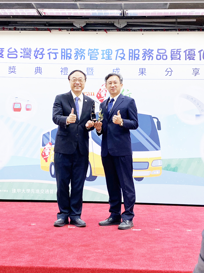 金門縣政府獲交通部觀光署評選為2023年台灣好行郵輪式推動單位組第一名,縣府觀光處長許績鑫(右)代表領獎。(觀光處提供)