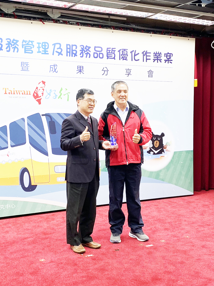車船處鼓勵第一線服務人員認真負責的態度，遴選優秀台灣好行駕駛員蔡秋林（右）接受表揚。（觀光處提供）