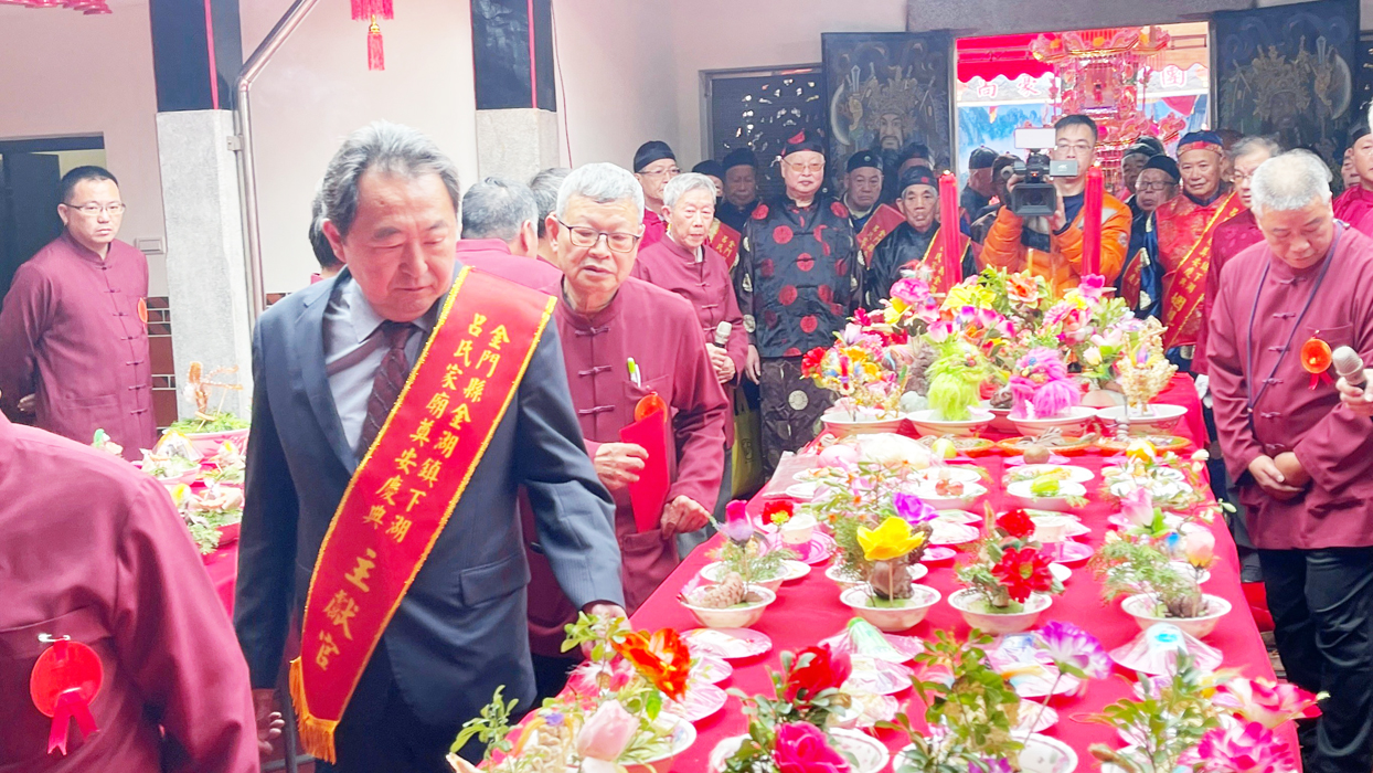 姻親盤山翁氏宗親及表姻親呂厝林氏也循禮備牲禮、粿、粽等依禮祭祀，慶賀隊伍所到之處鞭炮聲響徹雲霄。（陳麗妤攝）