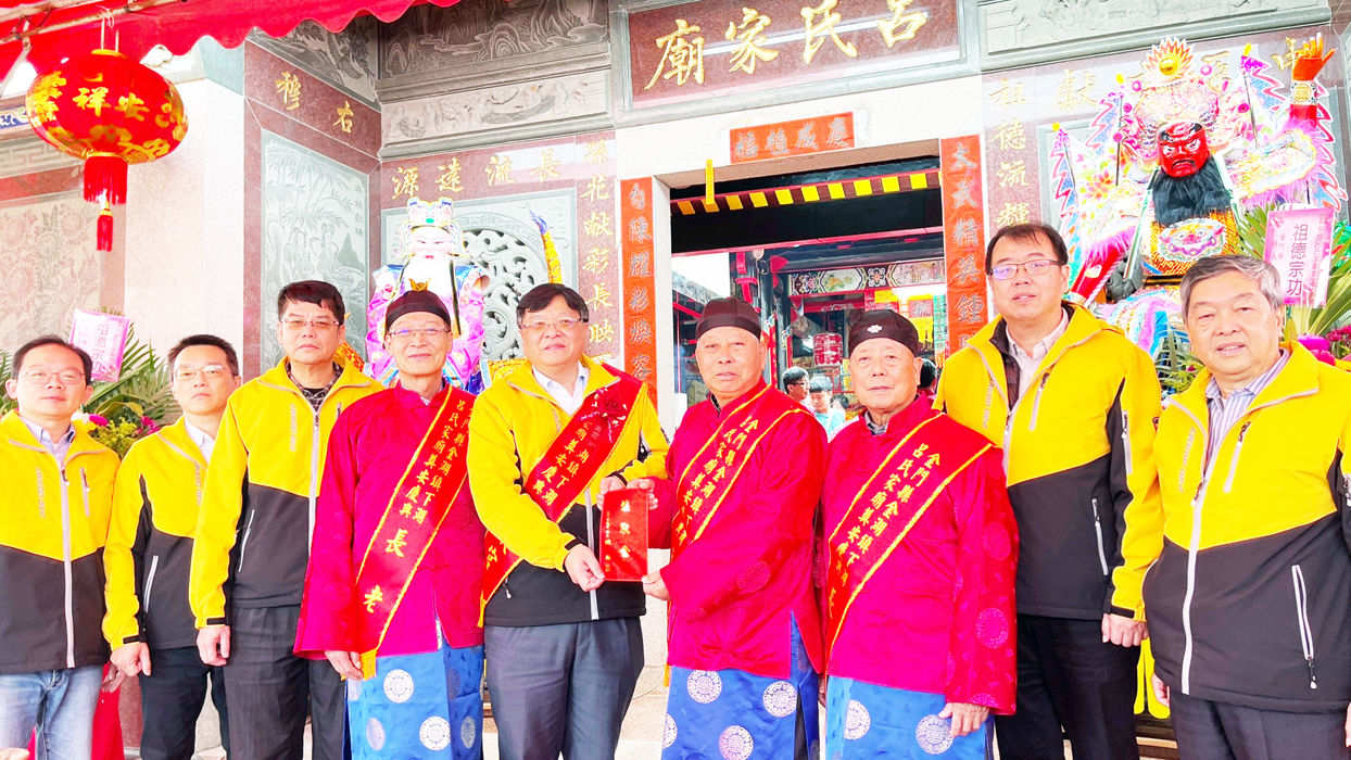 金湖鎮下湖呂氏家廟重修落成奠安慶典，府會及各界依序前往獻匾或依禮上香獻爐敬致意。（陳麗妤攝）