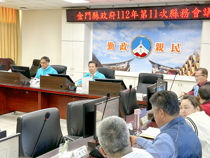 金門縣政府舉行112年最後一次縣務會議,由縣長陳福海親自主持,五個鄉鎮長亦同時出席會議。(陳冠霖攝)