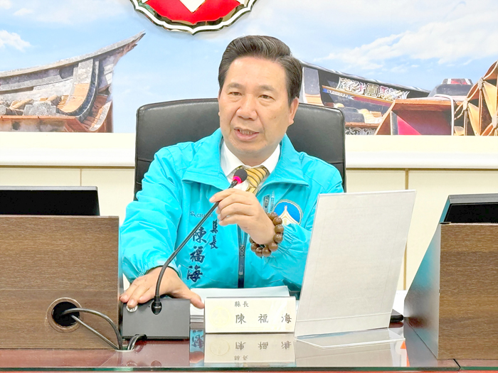 金門縣政府舉行112年最後一次縣務會議,由縣長陳福海親自主持,五個鄉鎮長亦同時出席會議。(陳冠霖攝)