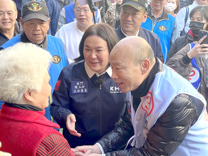 韓國瑜為陳玉珍助選,在金城傳統市場掃街。(莊煥寧攝)