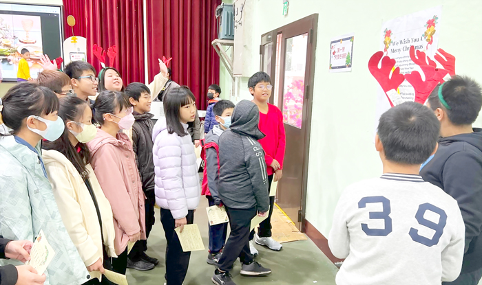 述美國小日前結合英語課程教學,辦理「耶誕英文闖關活動」,學子展現平日所學,過程相當有趣並在歡樂的氣氛中圓滿落幕。(述美國小提供)