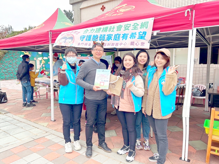 安瀾國小與學校家長會日前聯合辦理親子嘉年華活動，透過親子趣味闖關遊戲、園遊會等，大手攜小手挑戰及體驗，各機關也到場宣導傳遞新知，體現親子、社區連結等目標，也為校園注入了歡樂的節日風情。（安瀾國小提供）