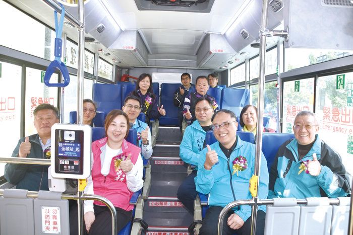 金門縣公共車船管理處「台灣好行金門大橋烈嶼線」通車典禮，副縣長李文良、烈嶼鄉長洪若珊、縣議員唐麗輝與到場的貴賓共同啟動儀式，宣告金門大橋烈嶼線的通車並親自搭乘體驗。（莊煥寧攝）
