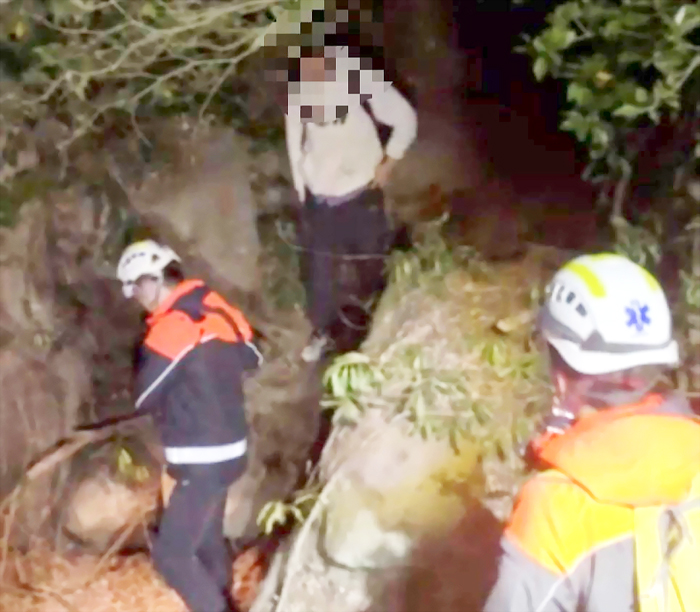 民眾在太武山登山時迷路，消防人員僅花8分鐘就成功協助民眾脫困下山。（消防局第二大隊提供）