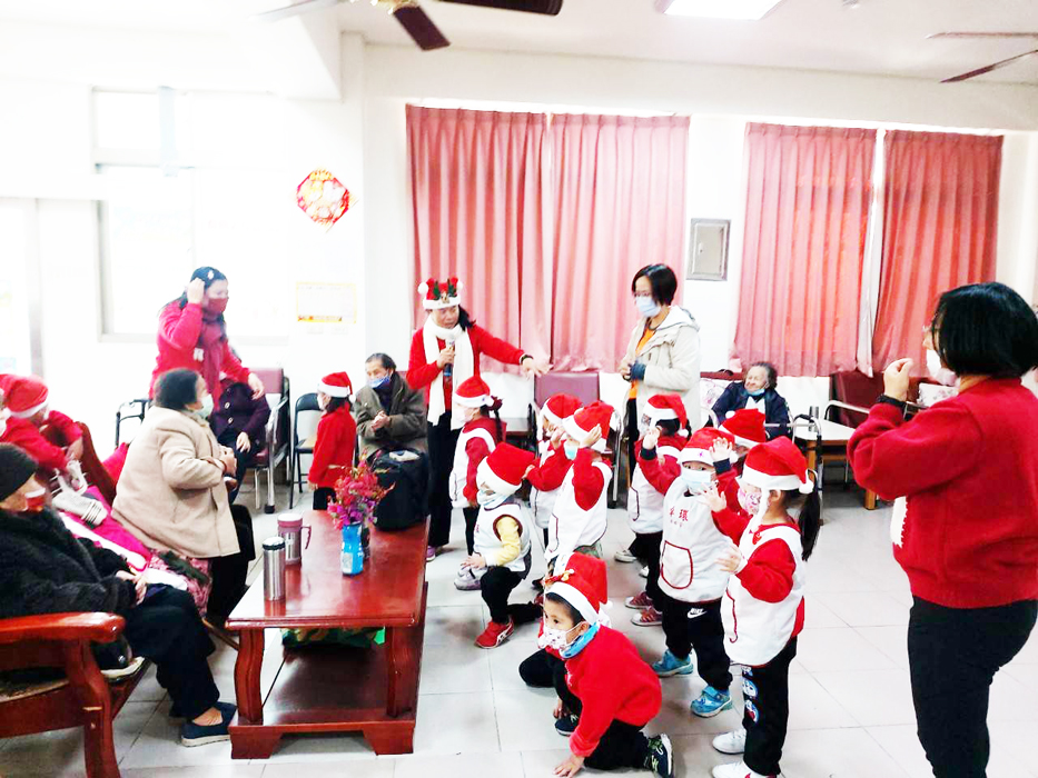卓環國小附設幼兒園送暖、送愛到烈嶼西方日間照顧服務中心。（卓環國小提供）
