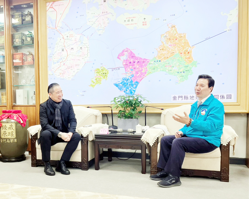家樂福總經理王俊超率團隊拜會縣長陳福海,交換地區工商環境與觀光議題。(金門縣政府提供)