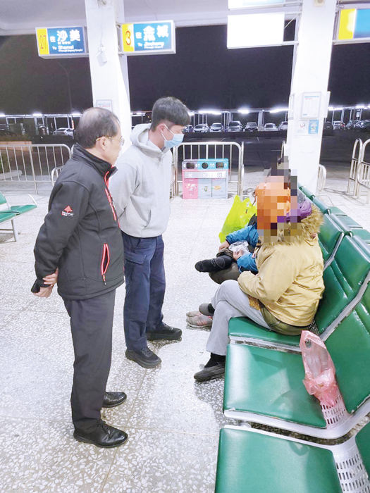 金湖鎮山外車站內一對母子相依坐在座椅上，湖警持續關懷並提供應急物品。（金湖分局提供）