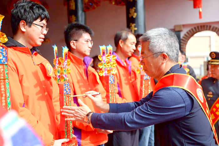 蕭氏宗親會家廟晉主入祠。點主後奉主入龕。（金沙鎮公所、金門縣蕭氏宗親會提供）