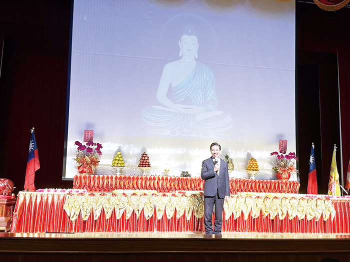 陳縣長感謝性海法師帶領金門縣佛教會在歲末舉辦這次有意義的祈福法會活動。（辛亦姵攝）