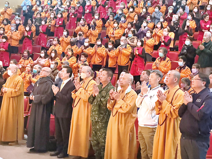 金門縣佛教會在金湖鎮社福館演藝廳舉辦「歲末祝福-點燈祈福法會」，在主法法師及多位大和尚引領之下，恭誦「藥師如來本願功德經」及點燈祈福活動。（辛亦姵攝）