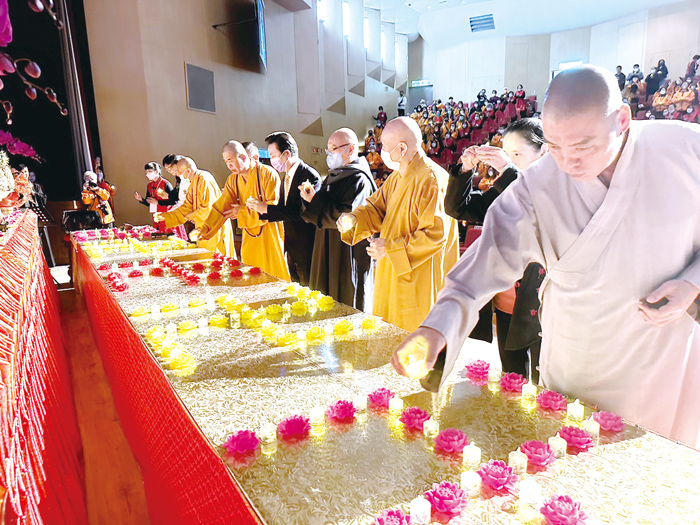 金門縣佛教會在金湖鎮社福館演藝廳舉辦「歲末祝福-點燈祈福法會」，在主法法師及多位大和尚引領之下，恭誦「藥師如來本願功德經」及點燈祈福活動。（辛亦姵攝）